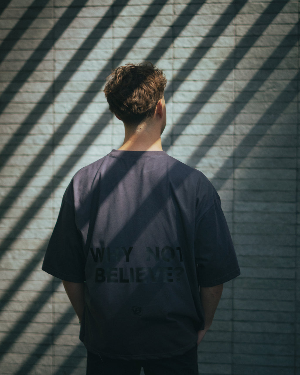 Boxy Fit - Why not believe? Gris pizarra